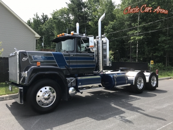 1988 Mack R700 for sale in Alma, Quebec (ID-38091) 1988 Mack R700 for sale in Alma, Quebec (ID-38091)