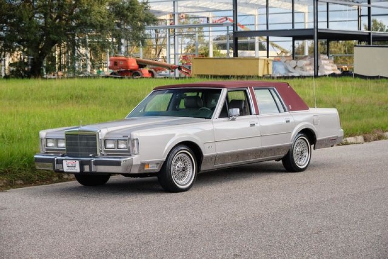1988 Lincoln Town Car for sale in Riverhead, New York (ID-110112)