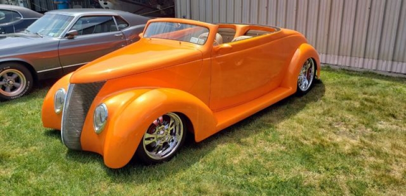 1937 Ford Deluxe