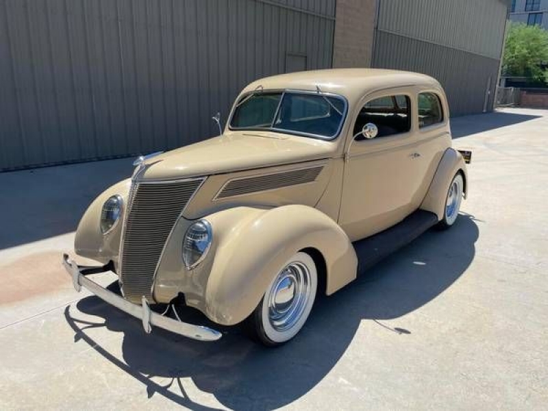 1937 Ford Deluxe
